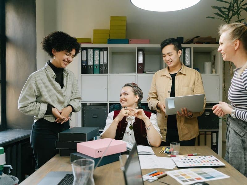 Une équipe qui collabore au bureau