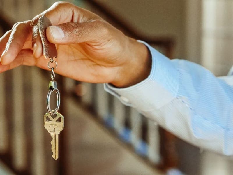 Une main tend les clés d'un appartement