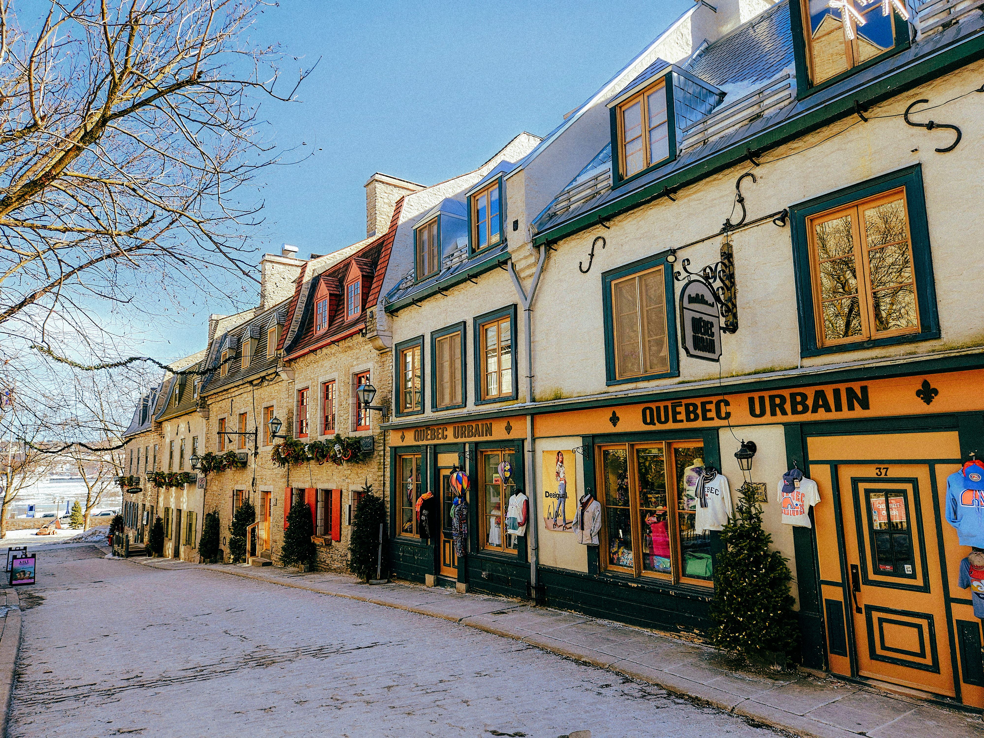 Rue commerçante colorée du Vieux-Québec au soleil