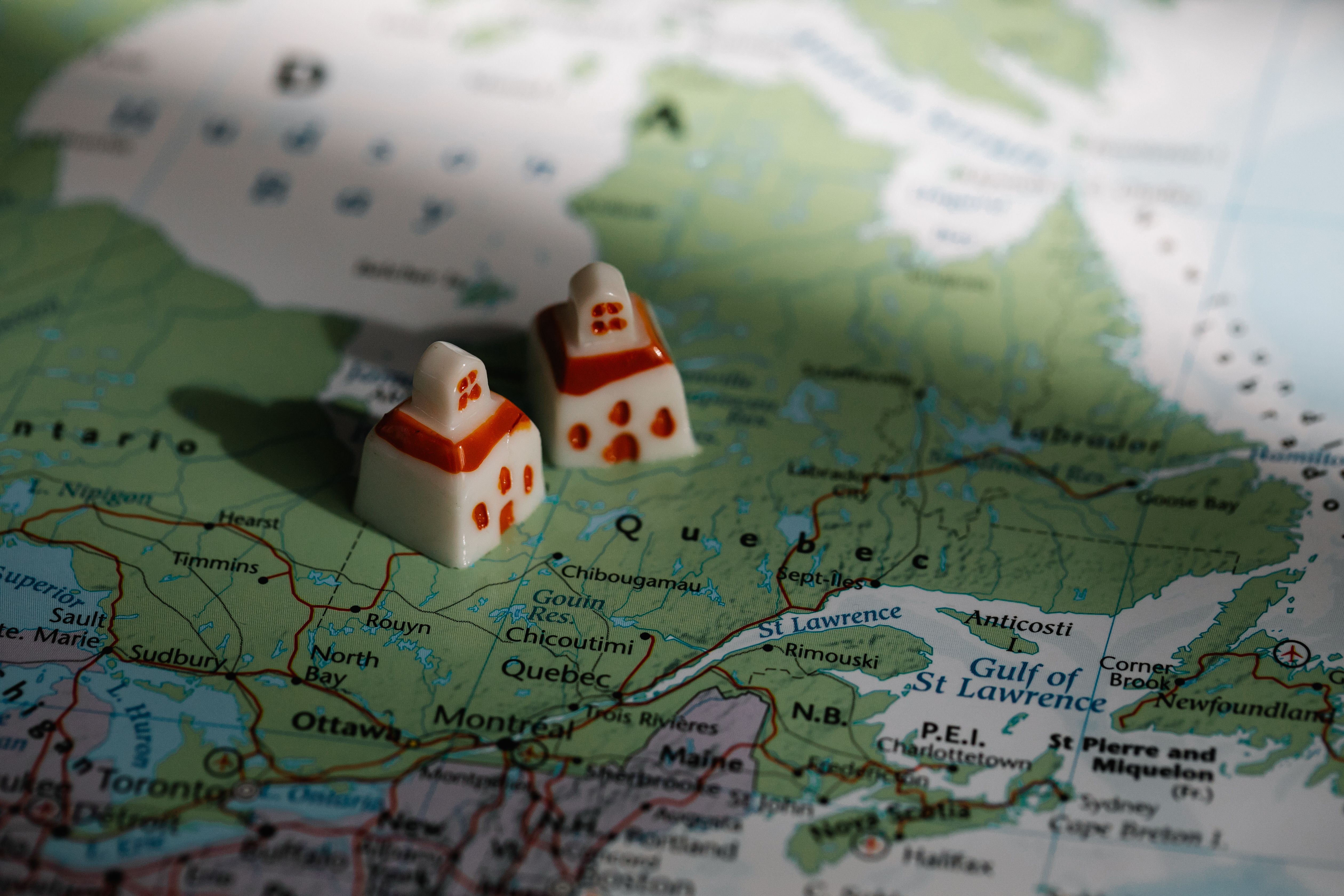 Petites maisons posées sur une carte du Québec